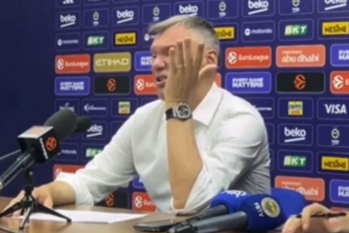 Γιασικεβίτσιους σε δημοσιογράφο: “Πηγαίνεις σε σχολή δημοσιογραφίας για να κάνεις ερωτήσεις έτσι από το κινητό;”