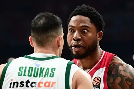 Αψιμαχία Τζόουνς - Σλούκα, έξαλλος ο Αμερικανός με τον αρχηγό του Παναθηναϊκού