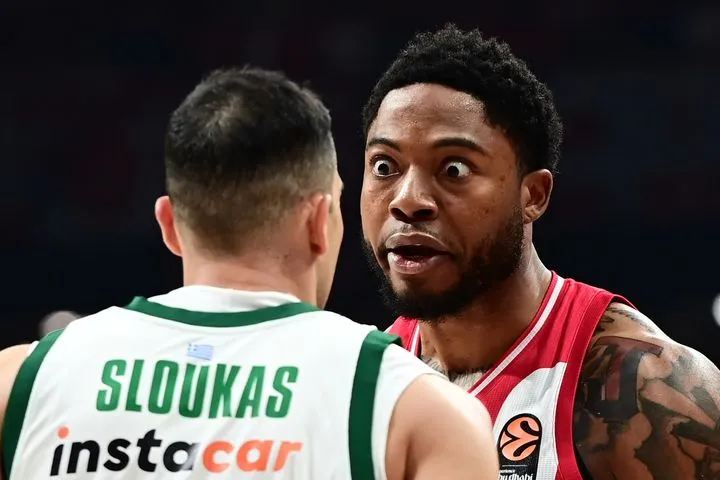 Ολυμπιακός – Παναθηναϊκός AKTOR: Αψιμαχία Τζόουνς – Σλούκα, έξαλλος ο Αμερικανός με τον αρχηγό των πρασίνων