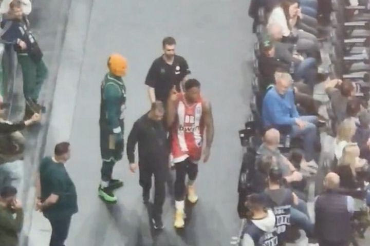 Παναθηναϊκός AKTOR – Ολυμπιακός: Η χειρονομία του Ταϊρίκ Τζόουνς μετά από ύβρεις μερίδας οπαδών των πράσινων κατά την αποχώρησή του