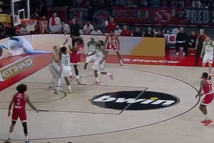 Ολυμπιακός – Παναθηναϊκός AKTOR: Δύσκολη πάσα του Τζόουνς και τρίποντο του Νιλικίνα από ασίστ Γουόρντ