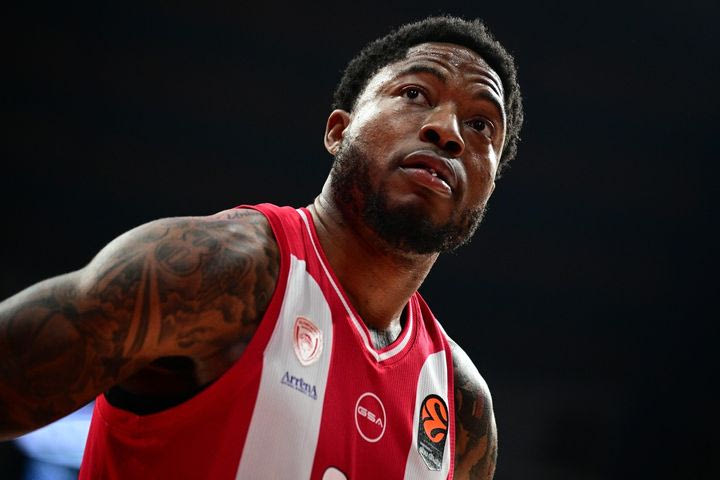 Νέο VIDEO με την κίνηση του Ταϊρίκ Τζόουνς προς τους οπαδούς του Παναθηναϊκού: Τι σημαίνει το W που σχημάτισε με τα δάκτυλά του