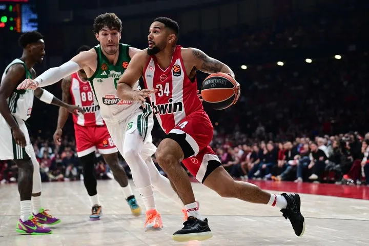 Ο Κόρι Τζόσεφ πήρε επιθετικό ριμπάουντ από τον Χέιζ-Ντέιβις και σκόραρε προσπερνώντας τον Όσμαν