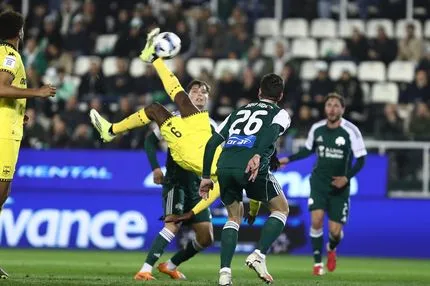 Ο Καντεβέρε τράνταξε το δοκάρι με ανάποδο ψαλίδι από το ύψος του πέναλτι