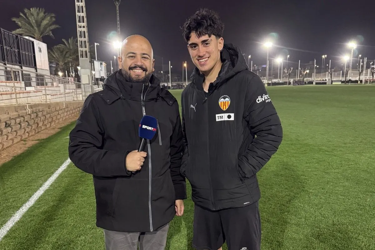 Ο μέσος της Κ16 της Βαλένθια, Ανδρέας Πιερή με τον Διευθυντή σύνταξης του SPORT24, Ηλία Καλλονά