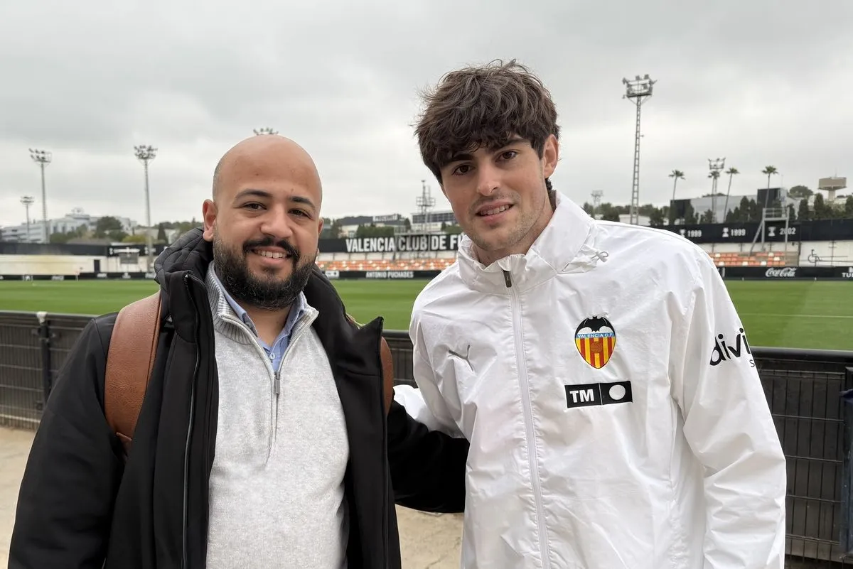 Ο Διευθυντής σύνταξης του SPORT24, Ηλίας Καλλονάς με το προϊόν των Ακαδημιών της Βαλένθια και σταρ της πρώτης ομάδας, Χάβι Γκέρα