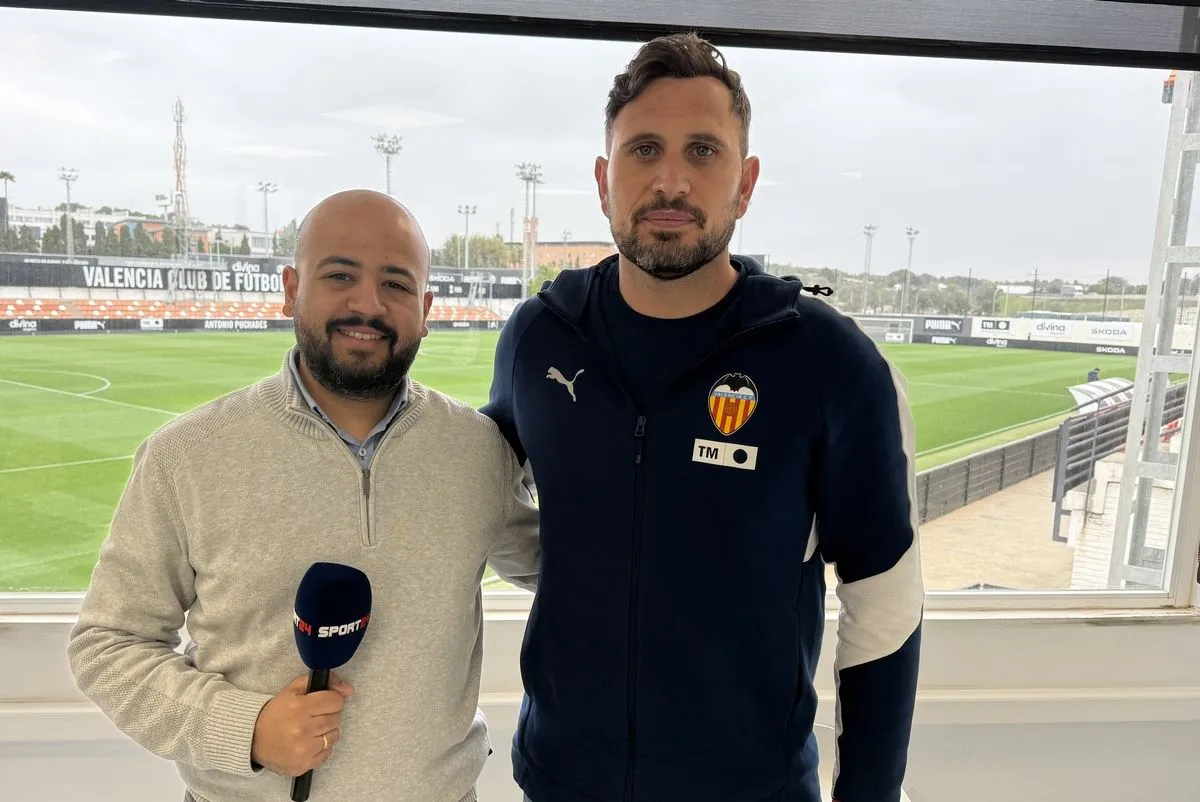 Ο Τεχνικός Διευθυντής των Ακαδημιών της Βαλένθια, Λουίς Μαρτίνεθ με τον Διευθυντή σύνταξης του SPORT24, Ηλία Καλλονά