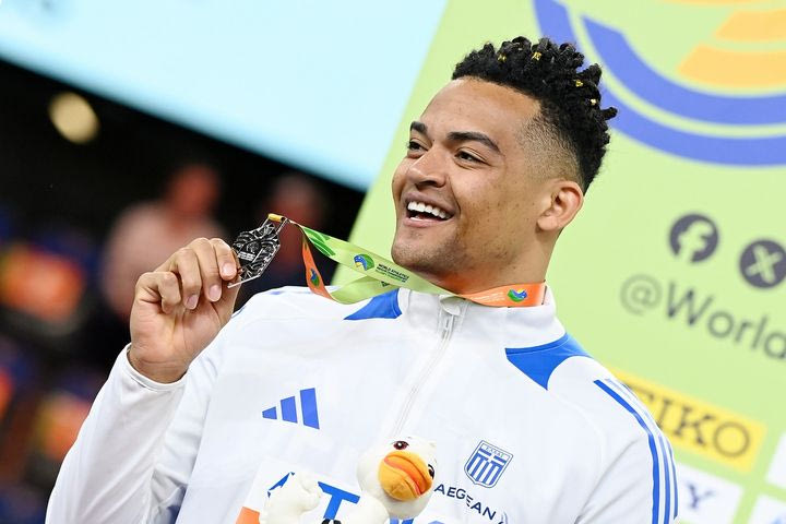 Επικός Καραλής μετά την απονομή του αργυρού μεταλλίου: “Είμαι πολύ ξενυχτισμένος, δεν μας άφησε ο άλλος να κοιμηθούμε”