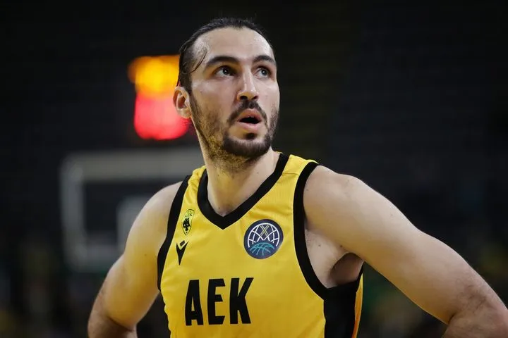 Ο Δημήτρης Κατσίβελης στο SPORT24: “Η ΑΕΚ είναι μία παρέα, χαρά μου να μοιράζομαι το παρκέ με τον Μπάρτλεϊ”