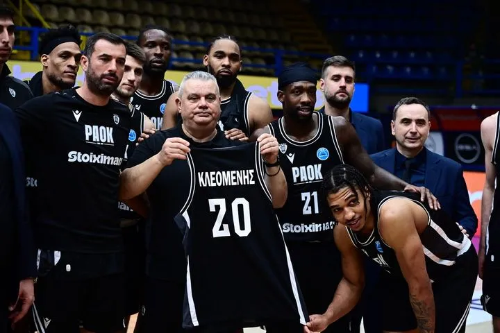 Δολοφονία στην Καλαμαριά: Οι παίκτες του ΠΑΟΚ πανηγύρισαν την πρόκριση στα ημιτελικά του FIBA Europe Cup και τίμησαν την μνήμη του Κλεομένη