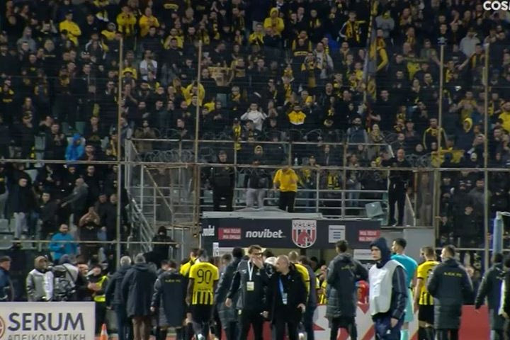 Χειροκρότημα και "Να' τοι οι πρωταθλητές" από τον κόσμο μετά την ισοπαλία της ΑΕΚ με τον Βόλο