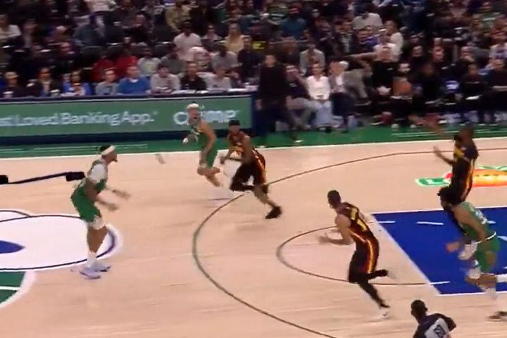 Κουμίνγκα, τι έβαλες: Απίθανο καλάθι με το ένα χέρι από τη ρακέτα της ομάδας του στο ματς των Χοκς με τους Μάβερικς