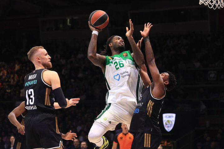 Dubai BC – Παναθηναϊκός AKTOR: Ο Λεσόρ πήρε το επιθετικό ριμπάουντ και πέτυχε γκολ-φάουλ απέναντι σε τρεις αντιπάλους