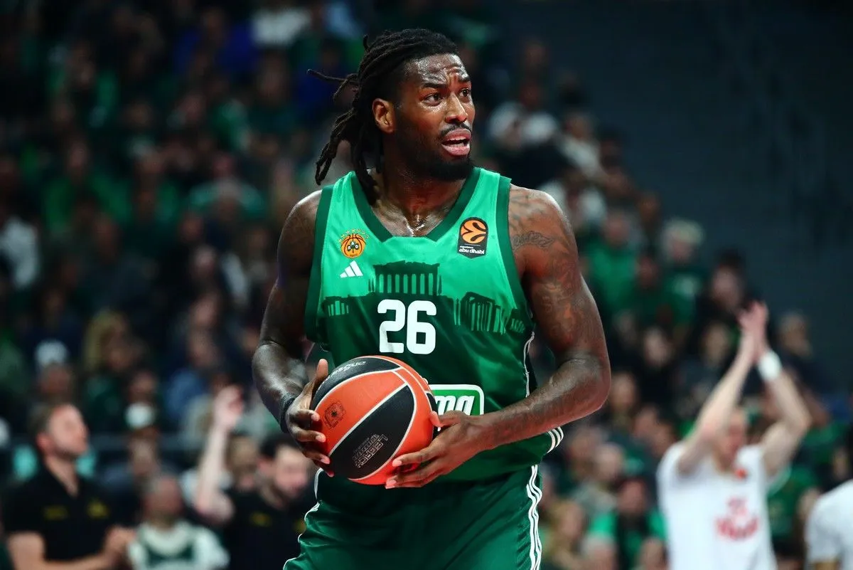 Απίθανο κάρφωμα του Λεσόρ με διπλή επαφή στο σίδερο και ταμπλό πριν καταλήξει στο καλάθι