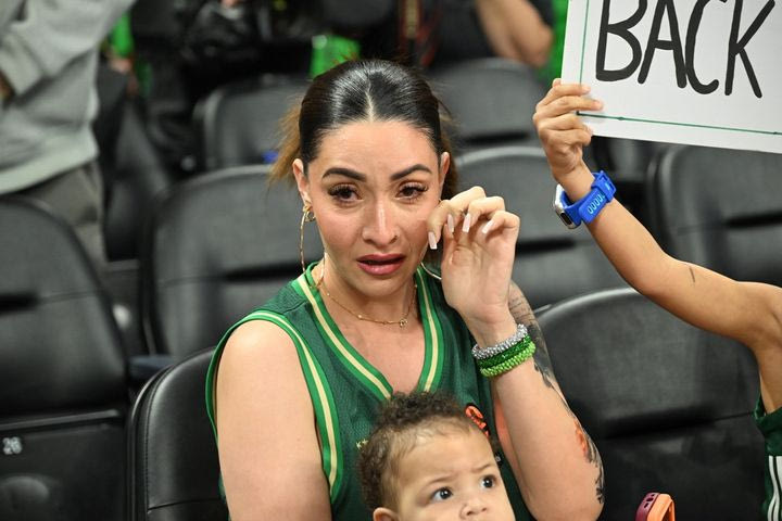 Παναθηναϊκός AKTOR – Ζάλγκιρις: Δάκρυσε η σύζυγος του Λεσόρ, βλέποντας τον σέντερ των πρασίνων να επιστρέφει στη δράση