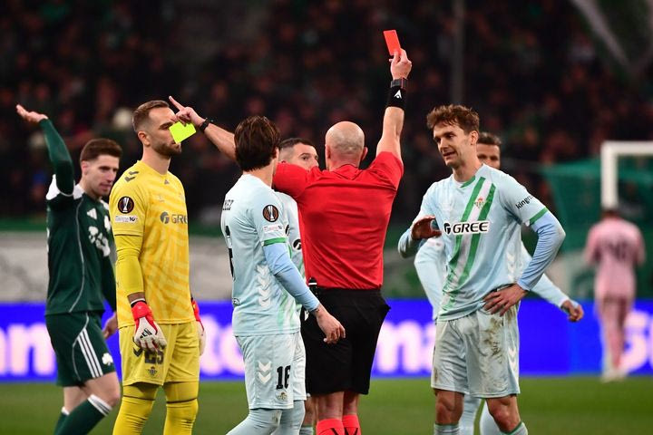 Παναθηναϊκός – Μπέτις: Αποβλήθηκε ο Γιορέντε με απευθείας κόκκινη για το πέναλτι στον Σβιντέρσκι