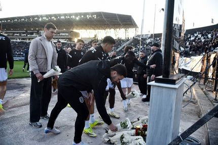 Οι παίκτες του ΠΑΟΚ και του Λεβαδειακού άφησαν λουλούδια στη μνήμη του 20χρονου οπαδού του Δικεφάλου