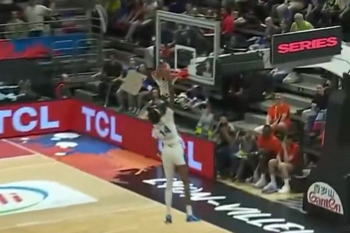 Η Ντομινίκ Μαλονγκά έκανε το πρώτο κάρφωμα στην ιστορία της Εθνικής Γαλλίας