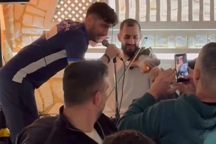 Το "έκαψαν" στον Πανναξιακό - Έξαλλοι πανηγυρισμοί για την άνοδο στη Γ' Εθνική με τον Μανωλά να δίνει τον ρυθμό