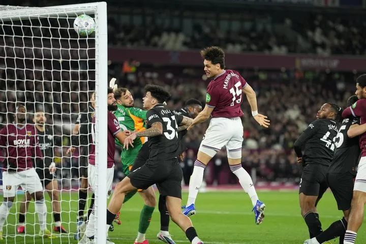 Γουέστ Χαμ – Μάντσεστερ Σίτι: Ο Μαυροπάνος εκμεταλλεύτηκε την άστοχη έξοδο του Ντοναρούμα και ισοφάρισε για τα σφυριά με δυνατή κεφαλιά