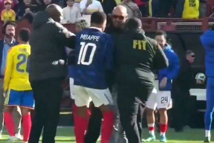 Εθνική Γαλλίας: Ο Εμπαπέ μπήκε στη μέση και προστάτευσε από τους σεκιούριτι πιτσιρικά οπαδό που μπούκαρε στο γήπεδο