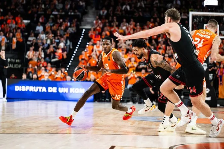 Παραμένει στη Βαλένθια για άλλη μία σεζόν o Ομάρι Μουρ