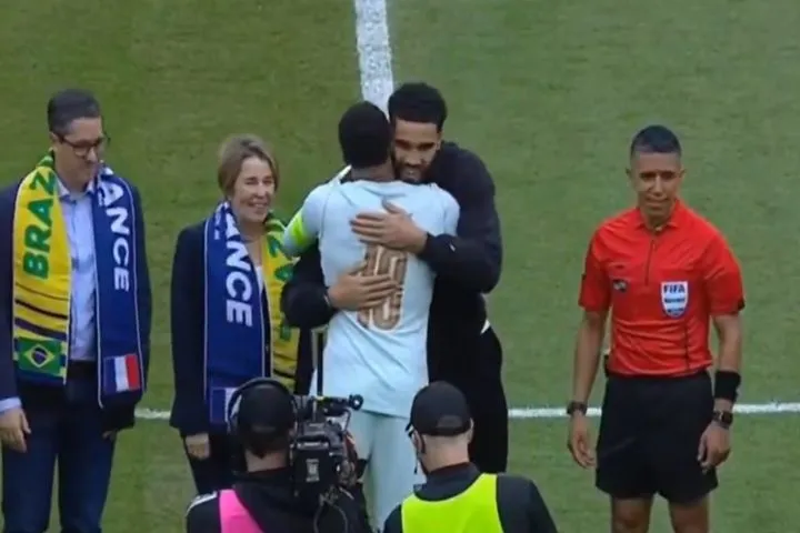 Ο Τέιτουμ στην “γειτονιά” του στο φιλικό Βραζιλία – Γαλλία, θερμή αγκαλιά με Εμπαπέ