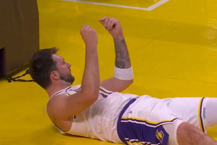 Η χειρονομία του Λούκα Ντόντσιτς περί χρημάτων προς τους διαιτητές στο Λέικερς-Νικς