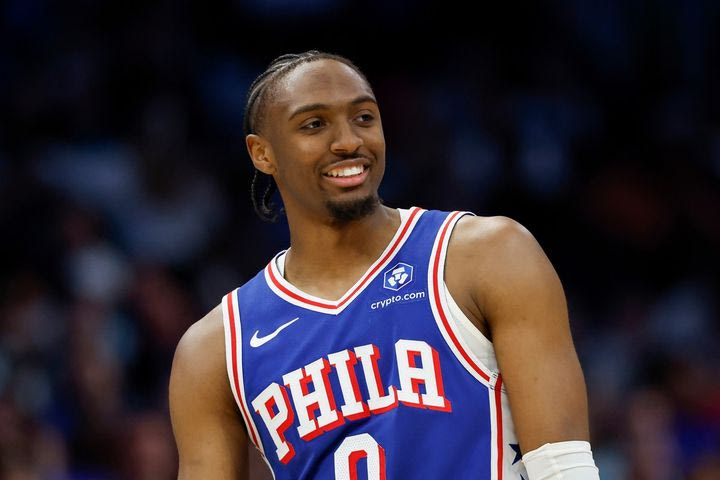 Χόρνετς – Σίξερς 114-118: Έκαναν την ανατροπή και έφυγαν με το δίπλο