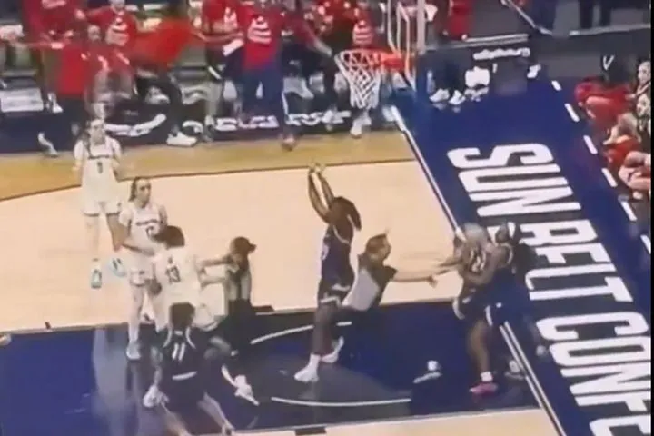 Άγρια σύρραξη σε αγώνα μπάσκετ γυναικών στις ΗΠΑ - Διαιτητής κατέρρευσε μετά από χτύπημα