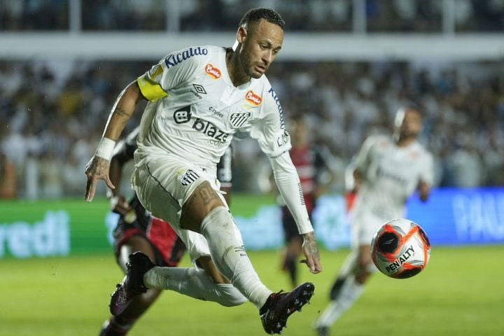 O Ρομάριο έστειλε αυστηρό μήνυμα στον Αντσελότι: “Ο Νεϊμάρ πρέπει να επιστρέψει στην εθνική Βραζιλίας”