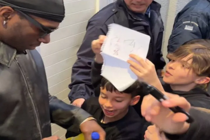 Μικροί θαυμαστές περίμεναν τους παίκτες του Παναθηναϊκού ΑΚΤΟR μετά τη νίκη κόντρα στον Πανιώνιο