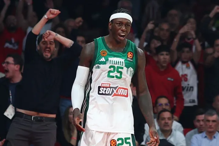 Ολυμπιακός – Παναθηναϊκός AKTOR: Ειρωνικό MVP από τον κόσμο των ερυθρολεύκων για τον Ναν, μετά από παράβαση βημάτων που υπέπεσε