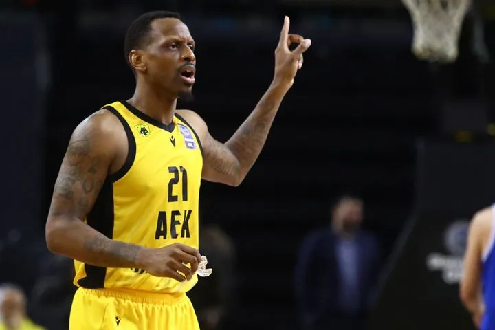 Η ΑΕΚ πάτησε γκάζι στα τελευταία λεπτά και με σούπερ τριάδα Νάναλι, Μπάρτλεϊ και Μπράουν λύγισε τον Ηρακλή