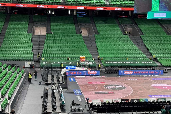 Plexiglass πίσω από τον πάγκο του Ολυμπιακού, χωρίς προστατευτικό δίχτυ το ντέρμπι στο T-Center Athens