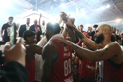 Οι παίκτες του Ολυμπιακού αποθεώθηκαν και έγιναν ένα με τον κόσμο