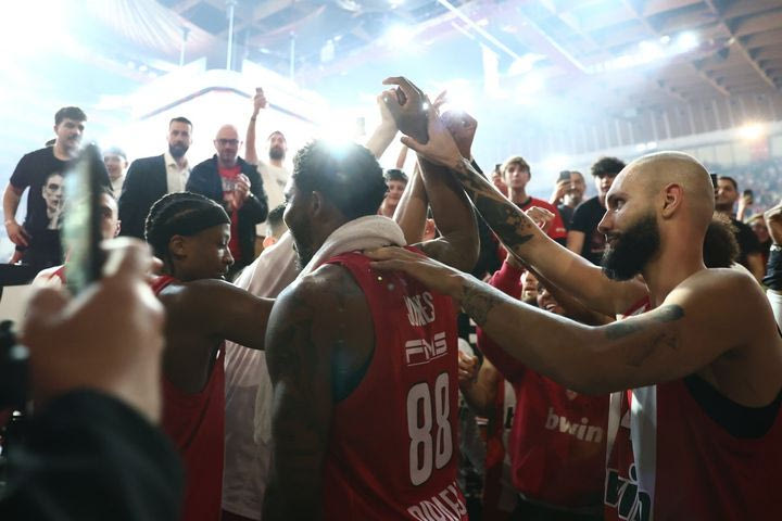 Οι παίκτες του Ολυμπιακού αποθεώθηκαν και έγιναν ένα με τον κόσμο