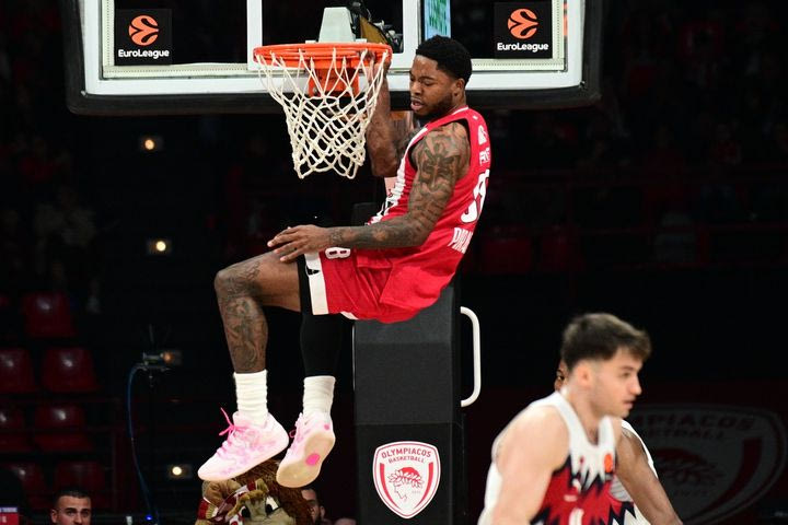 Ολυμπιακός – Μπασκόνια: Ο Φουρνιέ ύψωσε και ο Τζόουνς κάρφωσε θεαματικά στο καλάθι των Βάσκων