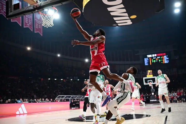 Κλέψιμο και λέι απ του ΜακΚίσικ για το +9 του Ολυμπιακού