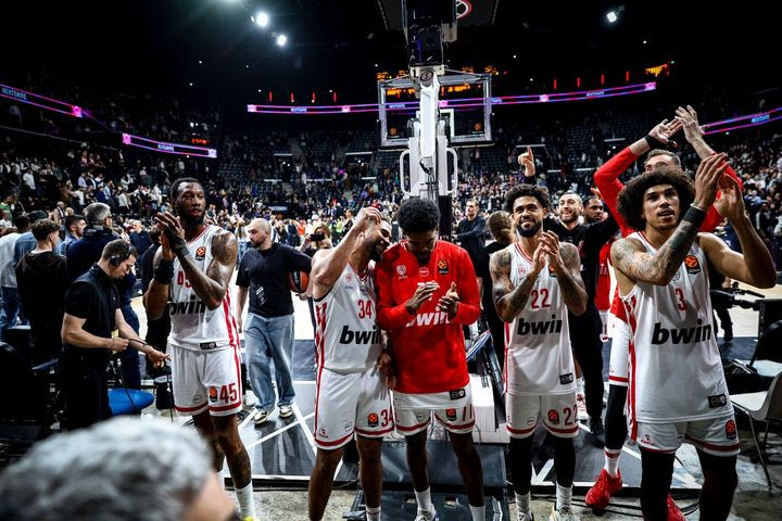 Η βράβευση του Γουόρντ, το χειροκρότημα του κόσμου και το high five του Μπαρτζώκα με τον ΜακΚίσικ, στην παρακάμερα του Ολυμπιακός - Παρί