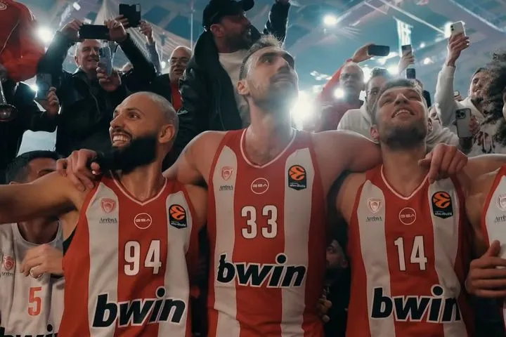 Ολυμπιακός: Ο θρίαμβος απέναντι στη Φενέρμπαχτσε, το σόου Φουρνιέ και η ερυθρόλευκη “παράνοια” μέσα από την κάμερα των Πειραιωτών