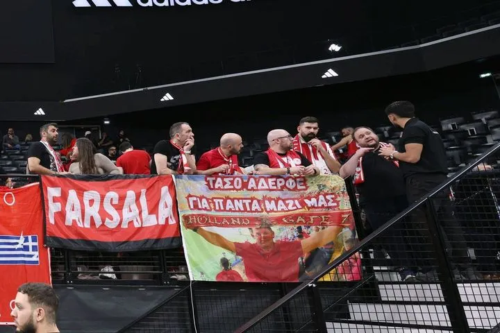 Παρί – Ολυμπιακός: Οι ερυθρόλευκοι άφησαν λουλούδια στη μνήμη άτυχου φίλου της ομάδας που έφυγε από τη ζωή δύο ημέρες πριν το παιχνίδι