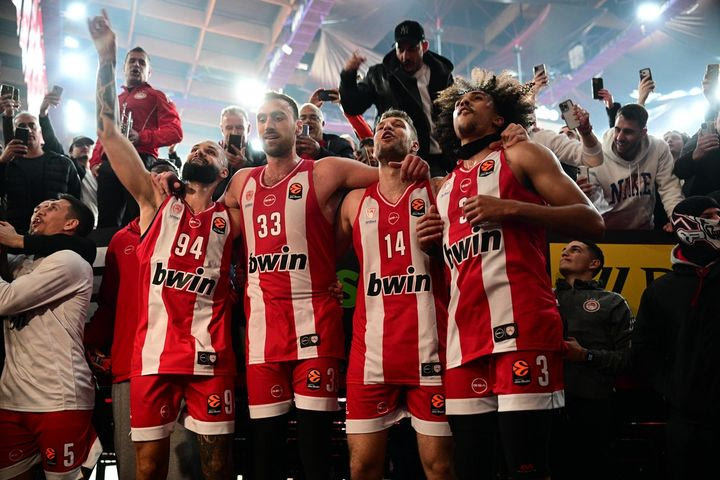 Ολυμπιακός: Παίκτες και κόσμος έγιναν ένα μετά τη νίκη επί της Φενέρμπαχτσε