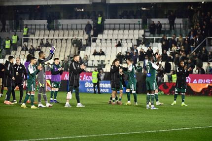 Η αποθέωση των παικτών του Παναθηναϊκού από τους οπαδούς τους, μετά από την τεσσάρα επί του ΟΦΗ