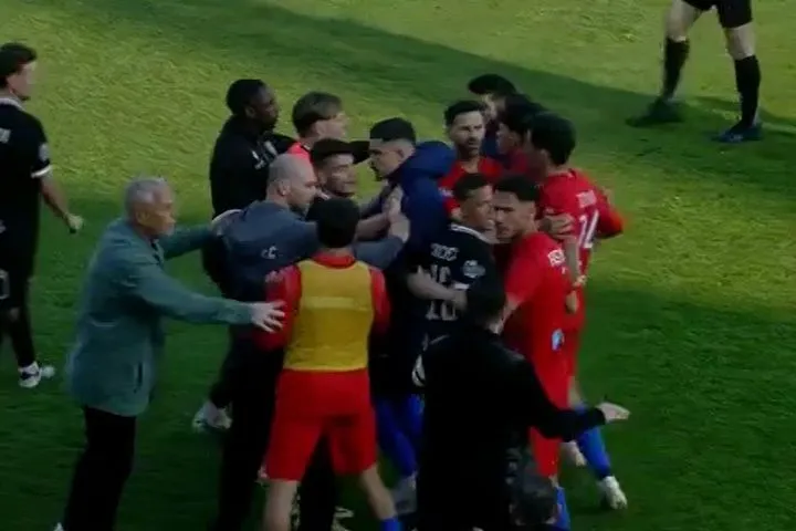 Ένταση μεταξύ των ποδοσφαιριστών του Πανιωνίου και της Καλαμάτας μετά το τέλος της αναμέτρησης