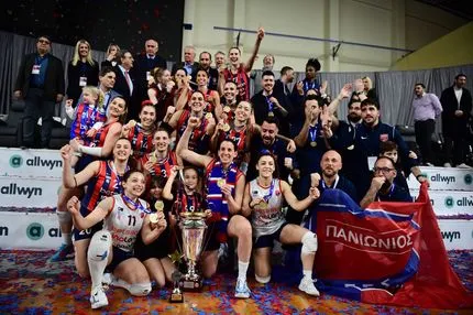 Η απονομή της κούπας του Allwyn Κυπέλλου Ελλάδας στον Πανιώνιο Betsson