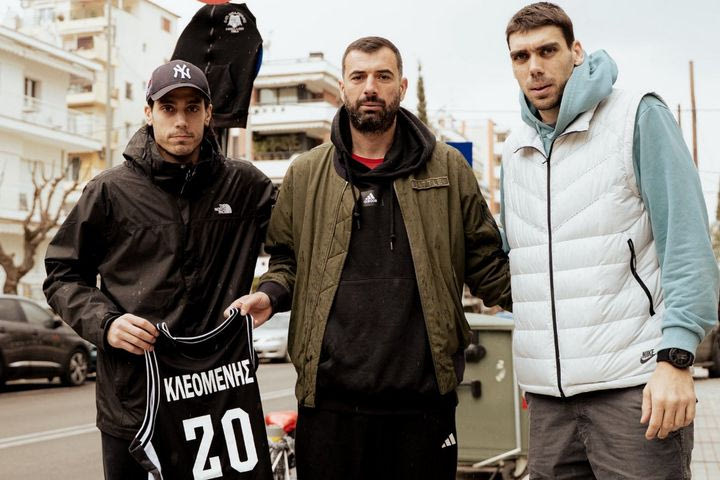 Αντιπροσωπεία της ΚΑΕ ΠΑΟΚ άφησε λουλούδια και φανέλα στη μνήμη του Κλεομένη