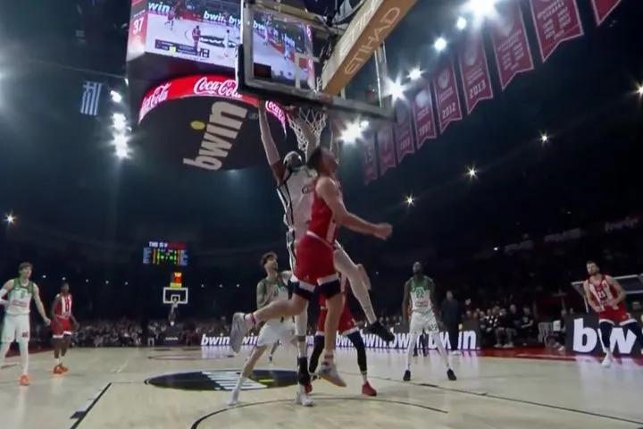 Το απίστευτο καλάθι του Κώστα Παπανικολάου και το τέταρτο φάουλ του Ρισόν Χολμς