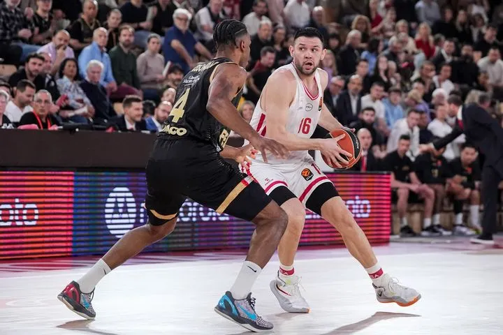 Ο Παπανικολάου σκόραρε τρίποντο και έδωσε το πρώτο προβάδισμα στον Ολυμπιακό