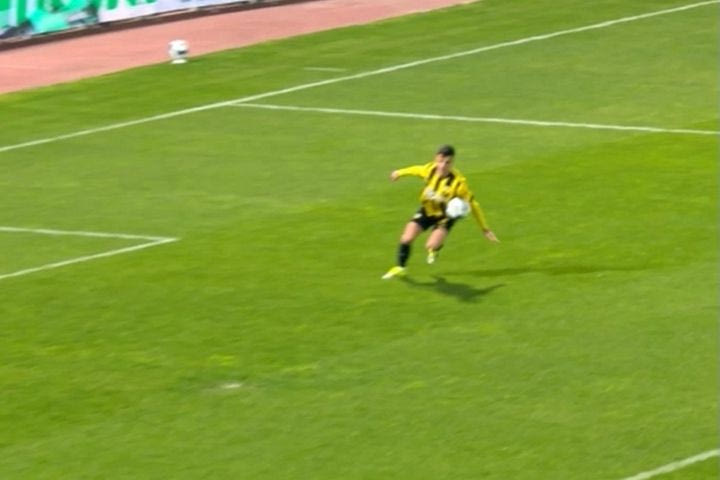 Βόλος – ΑΕΚ: Οι γηπεδούχοι κέρδισαν πέναλτι με παρέμβαση VAR για χέρι του Πήλιου και ο Φουρτάδο έκανε το 2-1